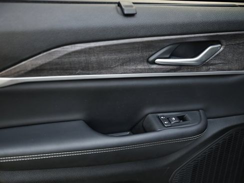 Used 2023 Jeep Grand Cherokee Limited w/ Luxury Tech Group II image 22