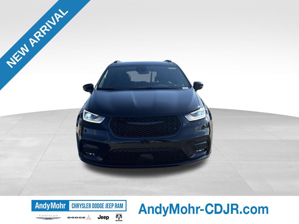 Used 2024 Chrysler Pacifica Limited w/ S Appearance Package FWD image 2