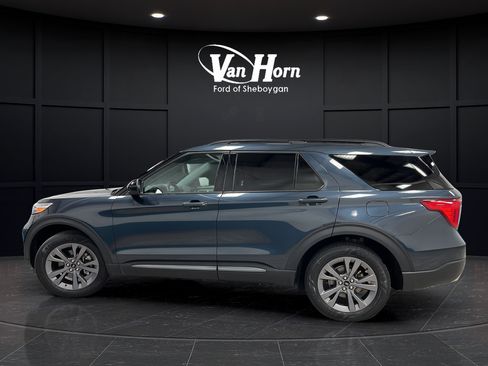 Used 2023 Ford Explorer XLT w/ Equipment Group 202A AWD/4WD image 4