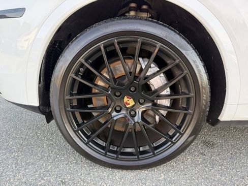 Used 2023 Porsche Cayenne Platinum Edition w/ Performance Package image 9