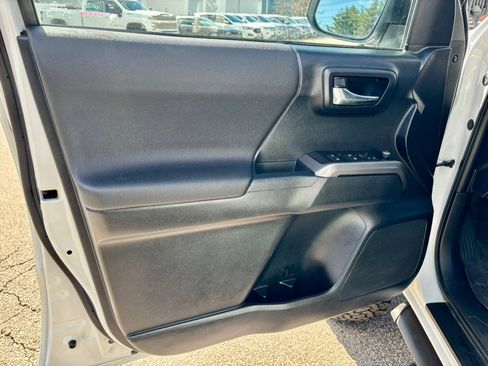 Used 2016 Toyota Tacoma TRD Sport w/ Towing Package image 9