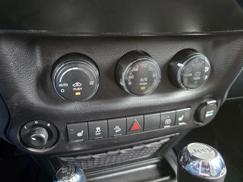 Used 2016 Jeep Wrangler Unlimited Sahara w/ Connectivity Group AWD/4WD image 10