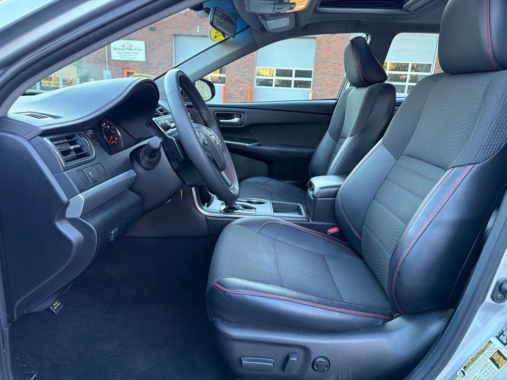 Used 2017 Toyota Camry SE w/ Moonroof Package FWD image 16