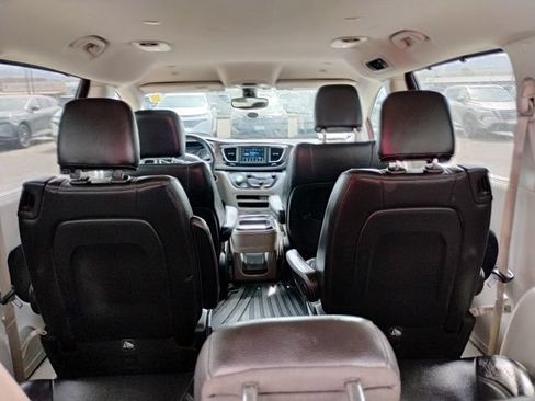 Used 2019 Chrysler Pacifica Touring-L FWD image 10