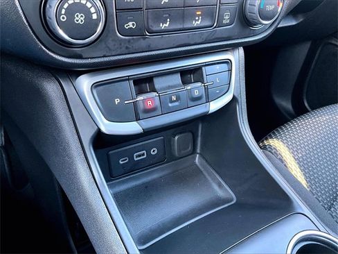 Used 2024 GMC Terrain SLE image 27