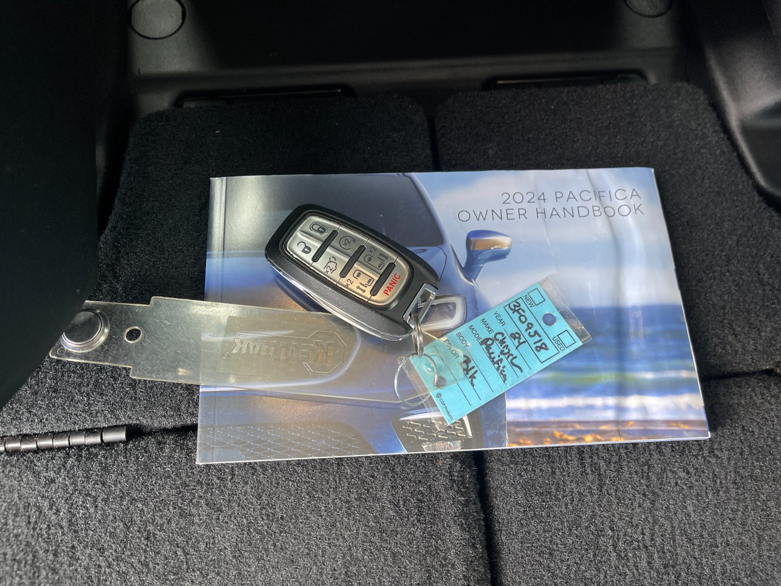 Used 2024 Chrysler Pacifica Touring-L FWD image 10