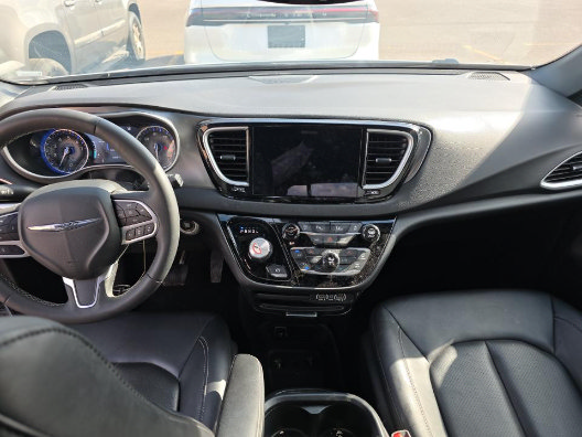 Used 2025 Chrysler Pacifica Select FWD image 10