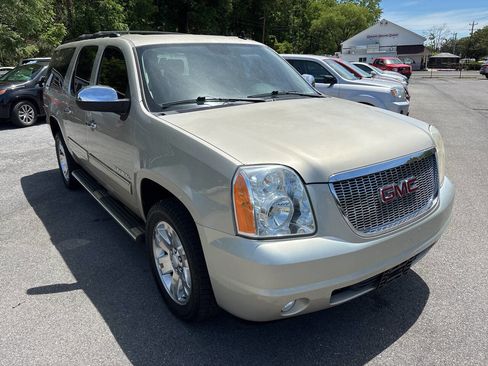 Used 2013 GMC Yukon XL SLT w/ Regional Value Package AWD/4WD image 4