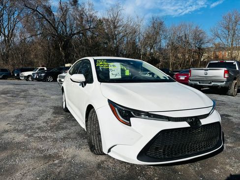 Used 2020 Toyota Corolla LE FWD image 2
