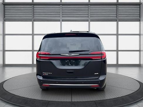 Used 2022 Chrysler Pacifica Touring-L w/ Uconnect Theater Family Group AWD/4WD image 5