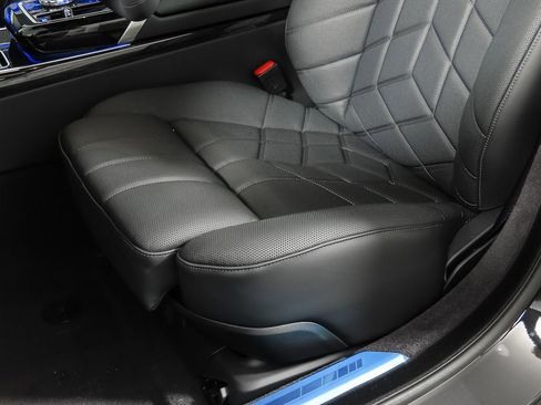Used 2025 BMW i7 eDrive50 w/ M Sport Package RWD image 19