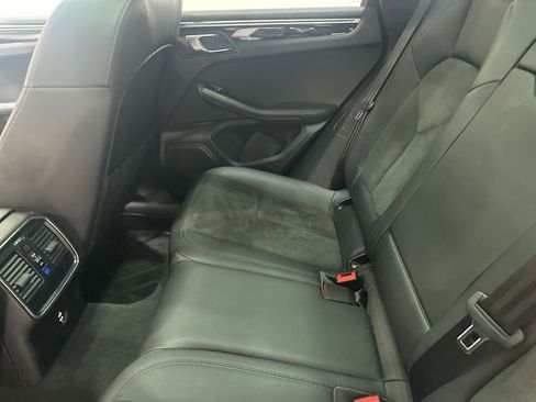 Used 2021 Porsche Macan Base image 30