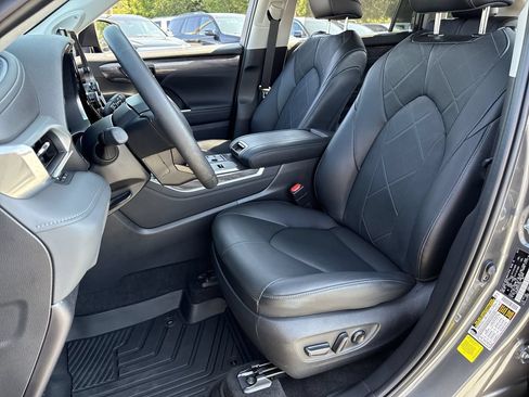 Used 2023 Toyota Highlander Platinum FWD image 20