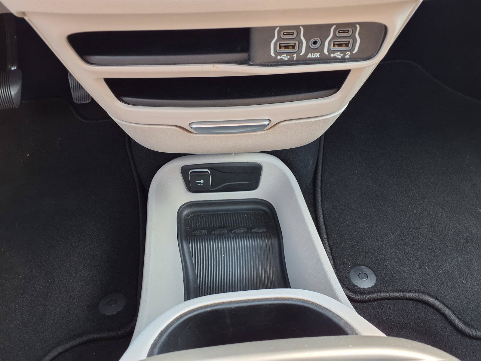 Used 2024 Chrysler Pacifica Touring-L FWD image 8