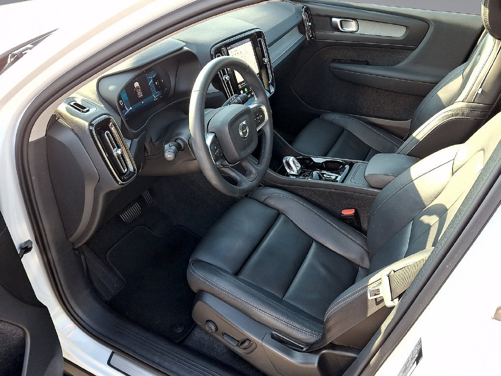 Certified 2025 Volvo XC40 B5 Plus AWD/4WD image 17