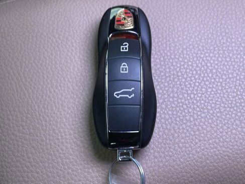 Used 2025 Porsche Macan image 45