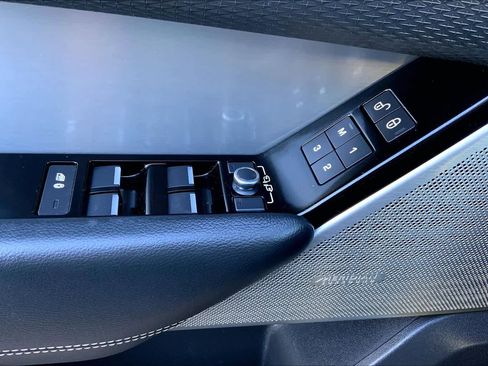 Used 2020 Land Rover Range Rover Velar R-Dynamic S image 32