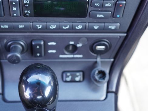 Used 2004 Ford Thunderbird image 40