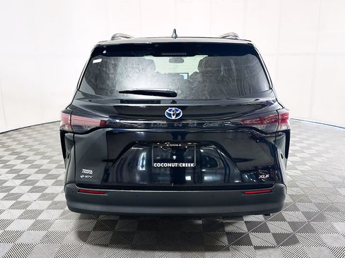 Used 2025 Toyota Sienna XLE FWD image 4