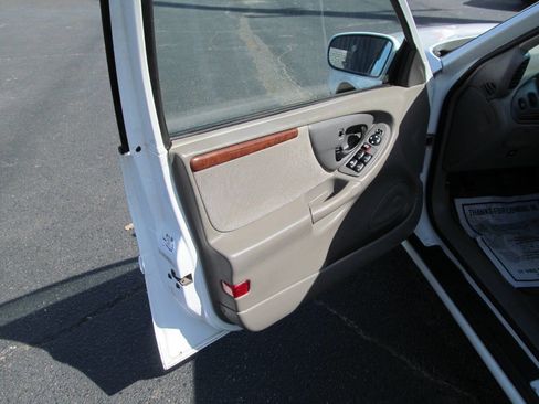 Used 1999 Oldsmobile Cutlass GL w/ Convenience Pkg FWD image 7