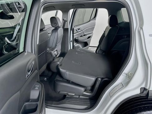 Used 2023 GMC Acadia SLT image 32