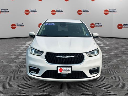 Used 2023 Chrysler Pacifica Touring-L FWD image 8