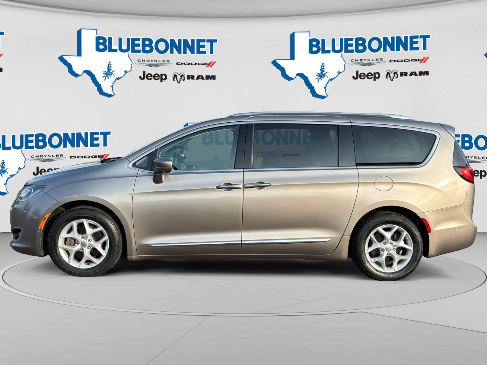 Used 2017 Chrysler Pacifica Touring-L Plus w/ Advanced Safetytec Group FWD image 8