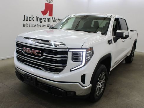 Used 2025 GMC Sierra 1500 SLT AWD/4WD image 2