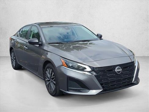 Used 2024 Nissan Altima 2.5 SV FWD image 3