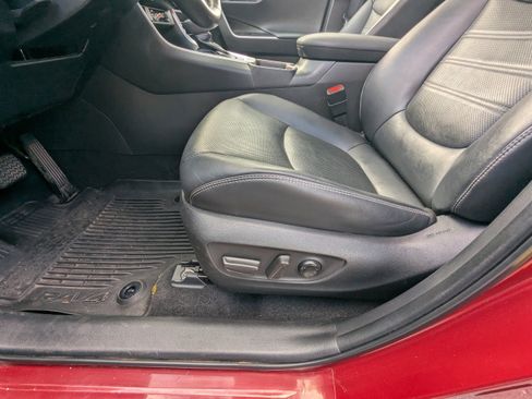 Used 2022 Toyota RAV4 Limited image 18