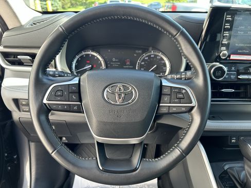Used 2022 Toyota Highlander XLE AWD/4WD image 25