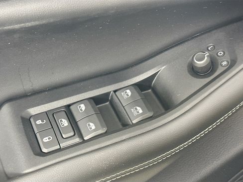 Used 2023 Jeep Grand Cherokee Laredo AWD/4WD image 17