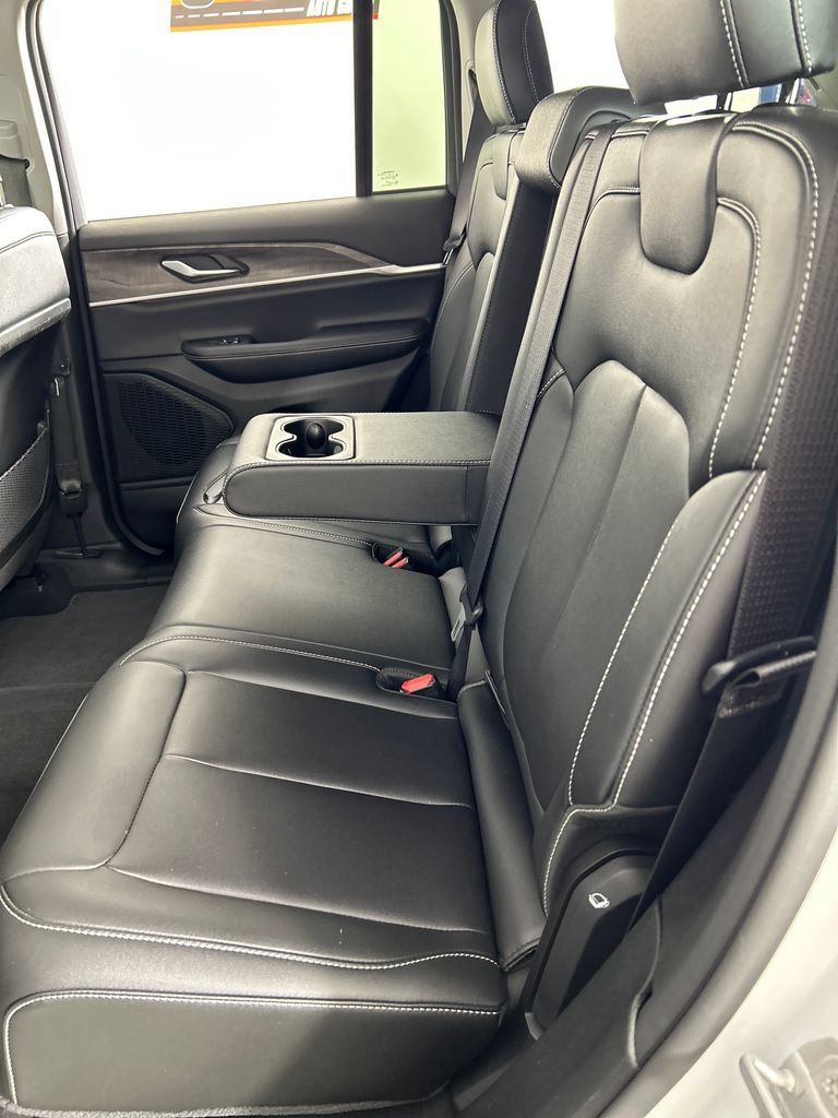 Used 2023 Jeep Grand Cherokee Limited AWD/4WD image 17