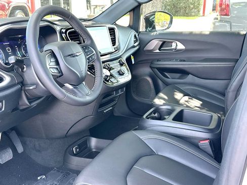 New 2026 Chrysler Pacifica Select FWD image 18