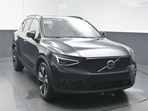 Used 2025 Volvo XC40 B5 Ultra image 2