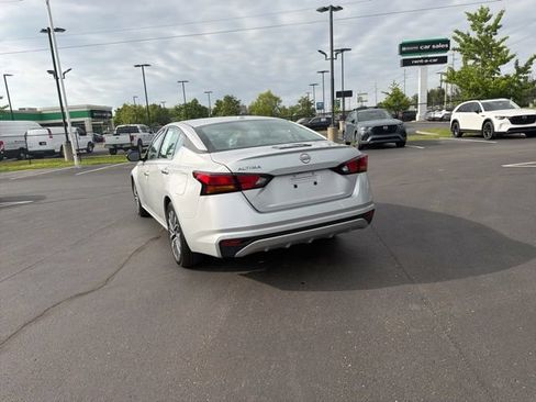 Used 2025 Nissan Altima 2.5 SV FWD image 12