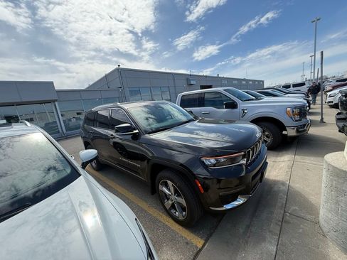 Used 2022 Jeep Grand Cherokee L Limited w/ Luxury Tech Group II AWD/4WD image 2