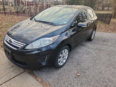 Used 2013 Ford Fiesta SE image 2