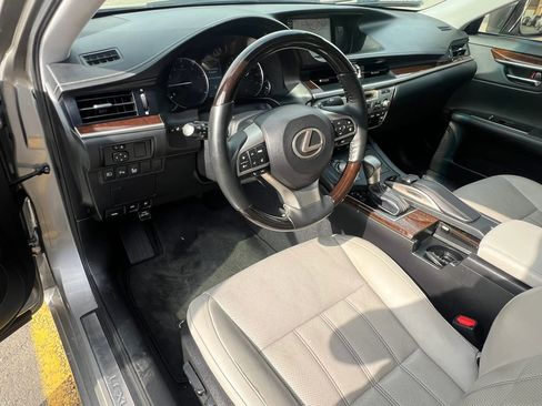 Used 2018 Lexus ES 350 w/ Luxury Package w/Wood Trim image 14