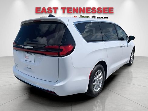 New 2026 Chrysler Pacifica Select image 3