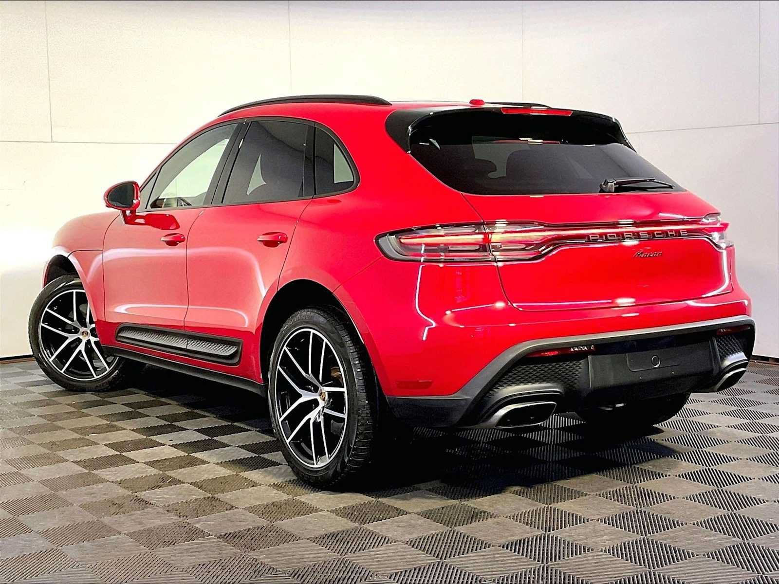 Certified 2023 Porsche Macan AWD/4WD image 3