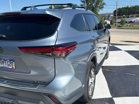 Used 2022 Toyota Highlander XLE AWD/4WD image 10
