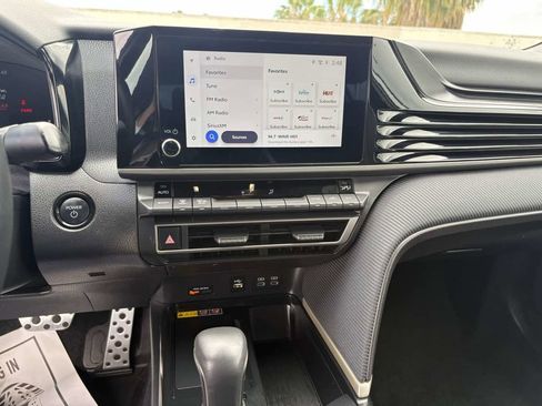 Used 2025 Toyota Camry SE image 30