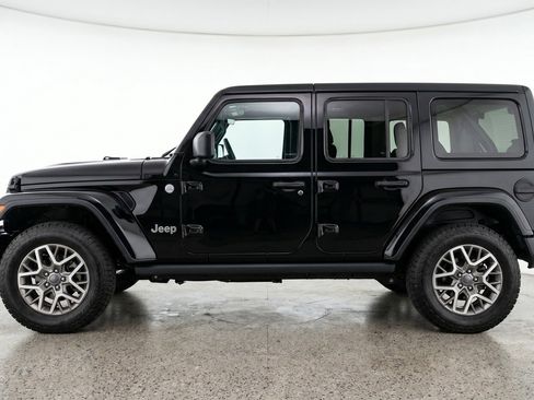Used 2025 Jeep Wrangler Sahara image 5
