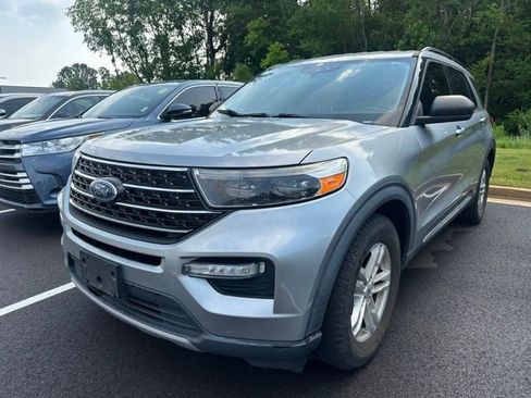 Used 2020 Ford Explorer XLT w/ Equipment Group 202A RWD image 2