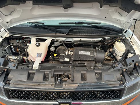 Used 2016 Chevrolet Express 3500 w/ Chrome Appearance Package image 9