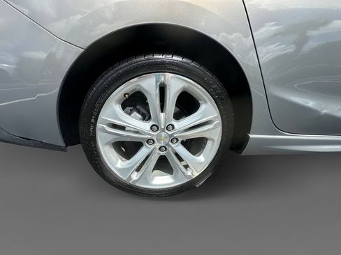 Used 2017 Chevrolet Cruze Premier FWD image 9