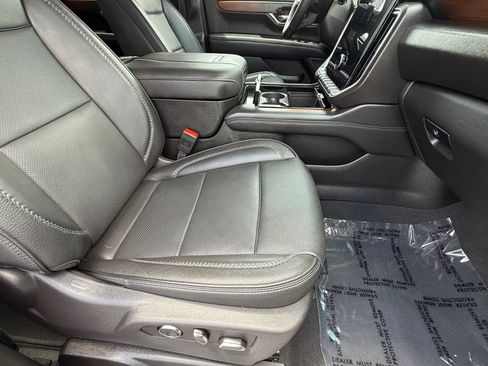 Used 2025 GMC Yukon XL Denali AWD/4WD image 10