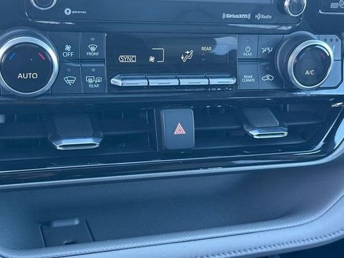 Certified 2021 Toyota Highlander XLE image 32