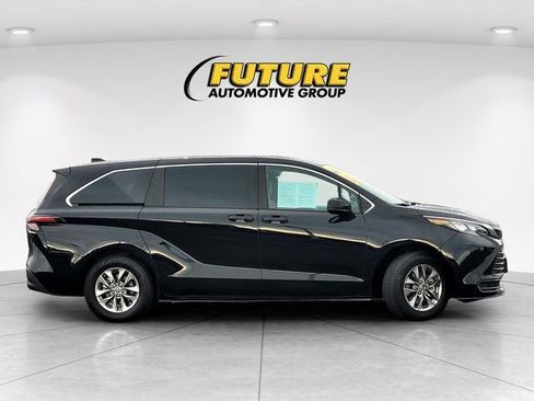 Certified 2024 Toyota Sienna LE image 4
